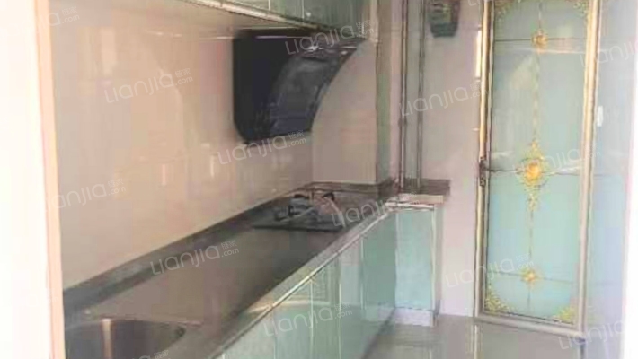 二中   学  校旁，精装修两居，房本满二。税费低-厨房