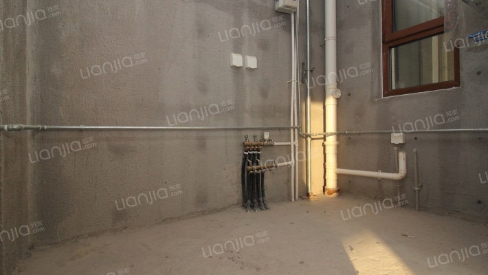 高铁新干线，高层顶层复式，少见的户型，看房方便。-厨房