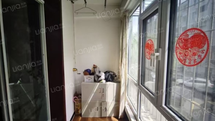 双塔区联合六号院 南北通透三居室，低楼层 精装修-阳台