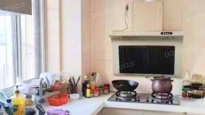 房子精装修，挨着德信公园 公摊面积小-厨房