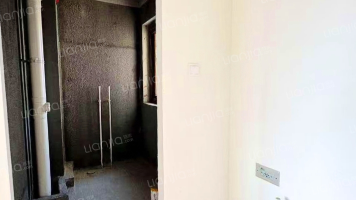 此房南北通透三居格局，位置视野采光全天无遮挡。-卫生间