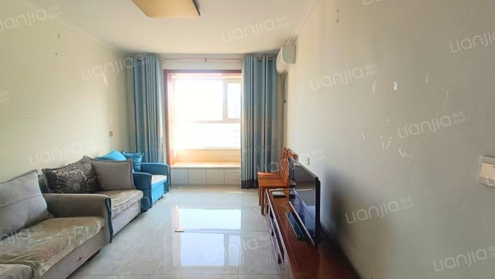 全阳户型正规两居室，中高层采光视线好-客厅