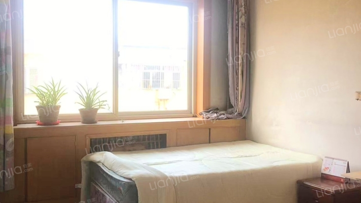 户型南北通透，大型社区，采光好，免费停车-卧室B