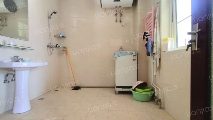 房主出国诚意出售闲置别墅，院子大，带装修拎包入住-卫生间B