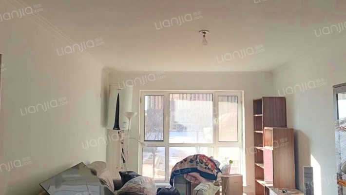 南北通透，小区环境优美，绿化高，出京进京很方便-客厅