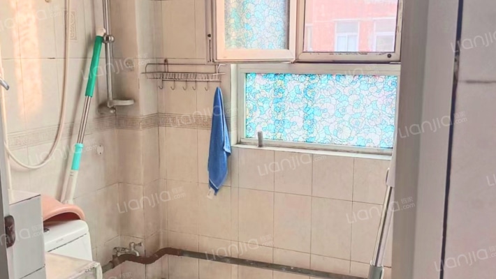 七十年大产权   全阳两居  中间楼层-卫生间