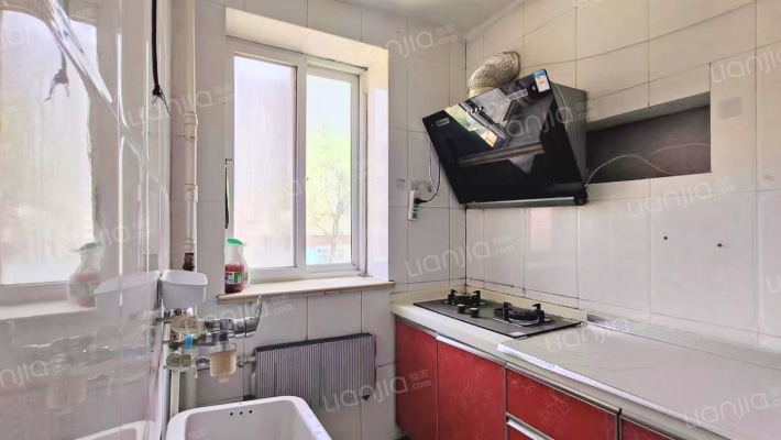 集中供暖，免费停车，户型方正，南北通透-厨房