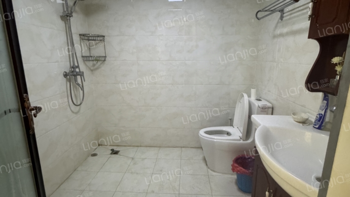 御景园南北通透大三居，三室两厅两卫-卫生间