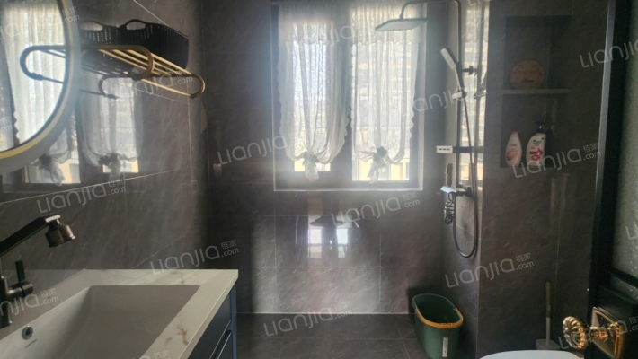 鸿坤理想尔湾 4室2厅 南 北-卫生间B