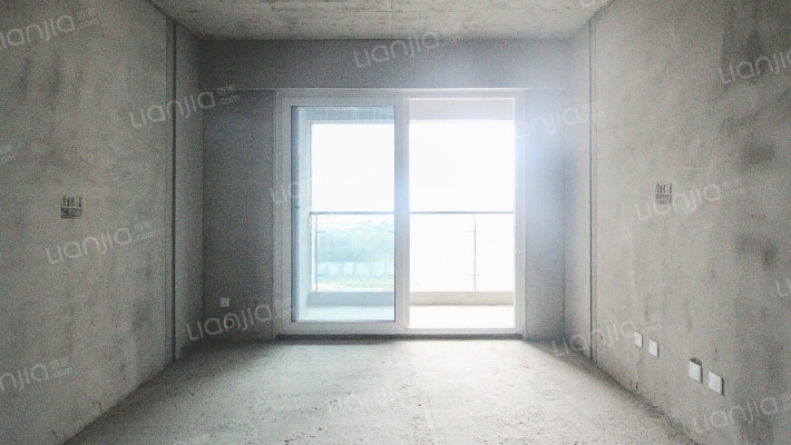 电梯房  户型方正  采光充足-客厅