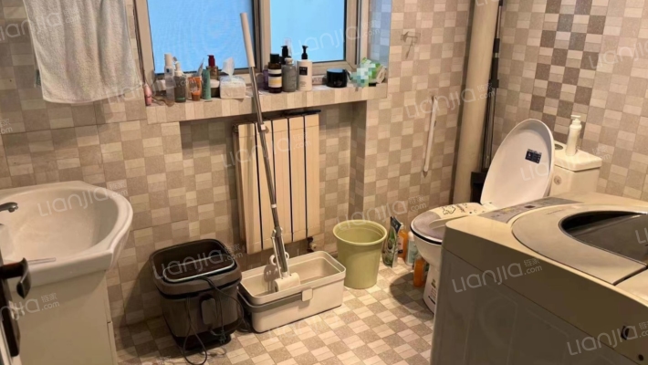 板楼天花板 中间楼层 采光好 视野好-卫生间