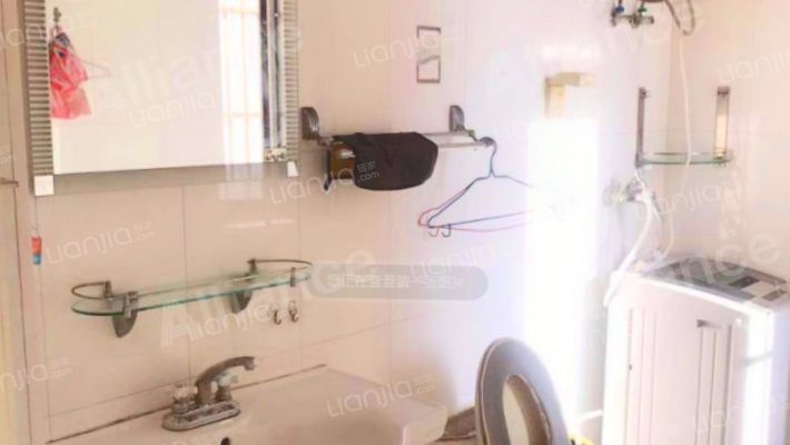 此房本满五年唯一，税费低，通风采光好，地段优越-卫生间