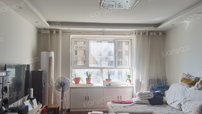 838沿线，70年产权，房子精装修，小区是集体供暖-客厅