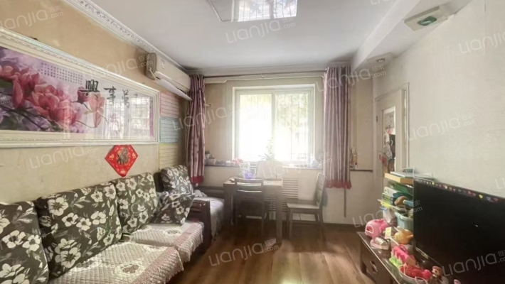 物探据家属院  集中供暖   配套齐全-客厅