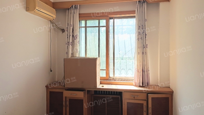 名流公寓小区四居室中间楼层明厨明卫-卧室C