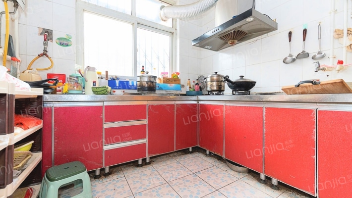 红旗小区三室出售，满五年，看房方便-厨房
