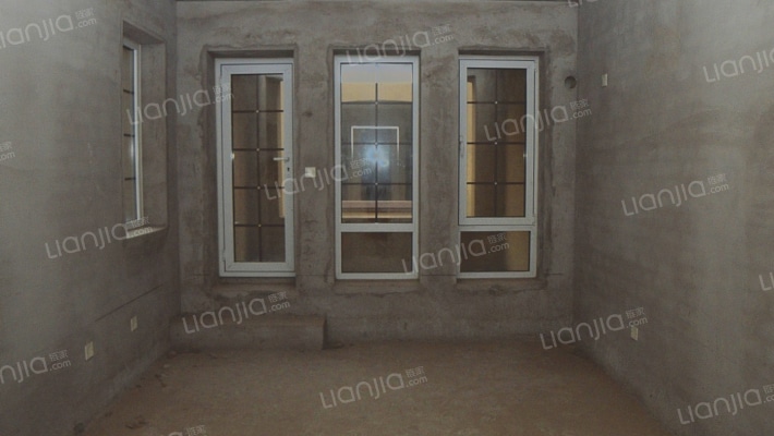 颐和公馆 双拼别墅 南入户 上下三层 带3个露台 本满二-卧室C