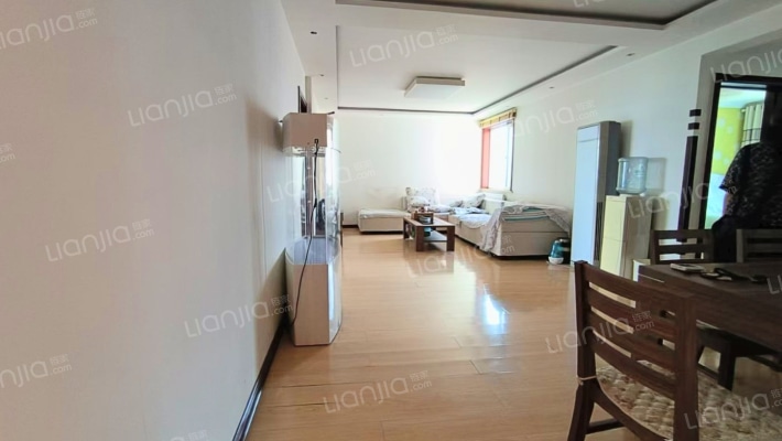 联合小区一号院，位于华阳路主路旁，交通购物方便-客厅