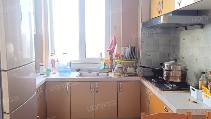 高楼层 全天采光 西南北三面采光 精装修可拎包入住-厨房