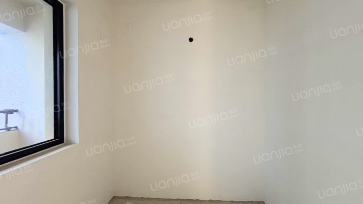 房子属于南北通透三居，双卫毛坯房-卧室C