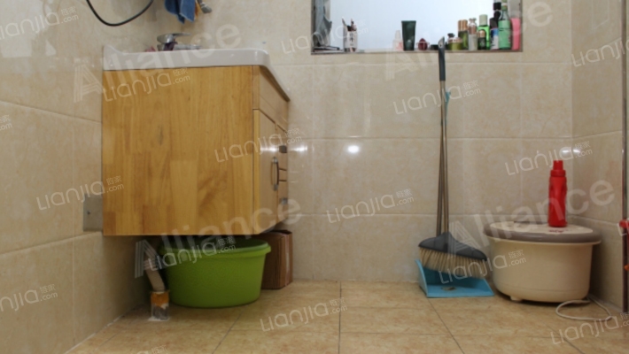 一梯两户，大三居，精装自住房。-卫生间B