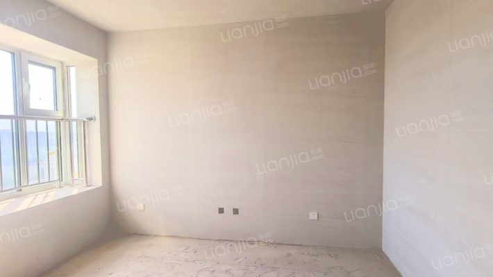 急售三利C区朝南两居，毛坯满二，价格33万可小叨。-卧室A