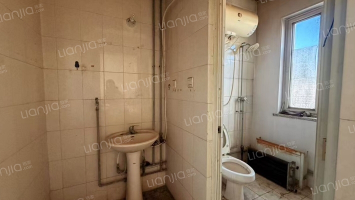 宝石花物业  集中供暖   阁楼 4居室-卫生间A