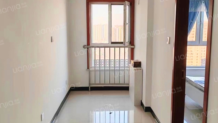 业主诚意出售 两居 采光好 视野开阔-卧室B