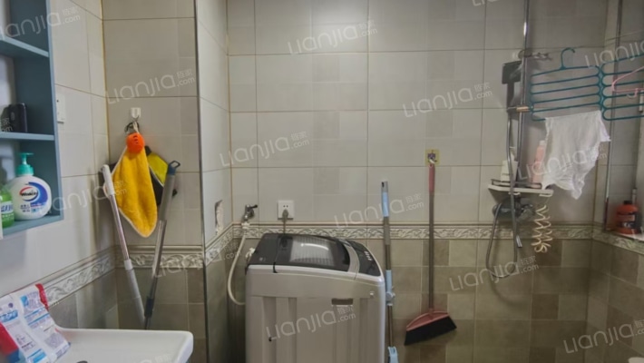 急售三利C区精装三居，低层，价格美丽-卫生间