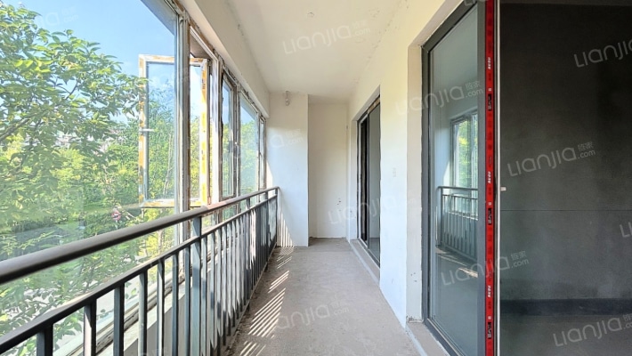 此房是两梯两户 户型好通透设计合理利用率高 采光充足-阳台
