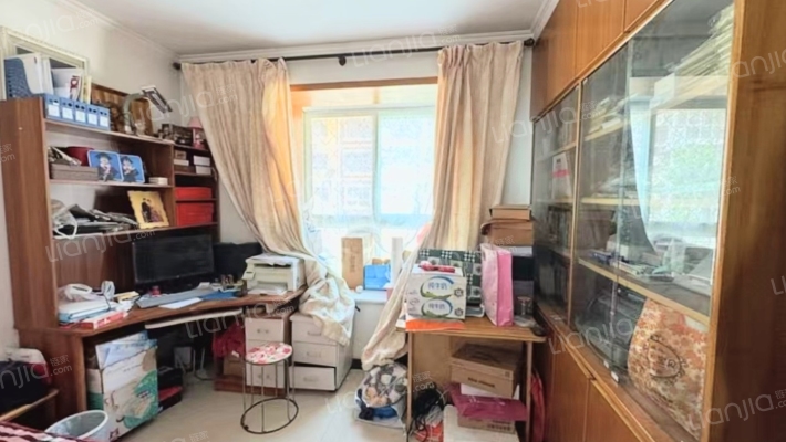 冠云路，低楼层南北通透大三居双卫，带简单装修。-卧室B