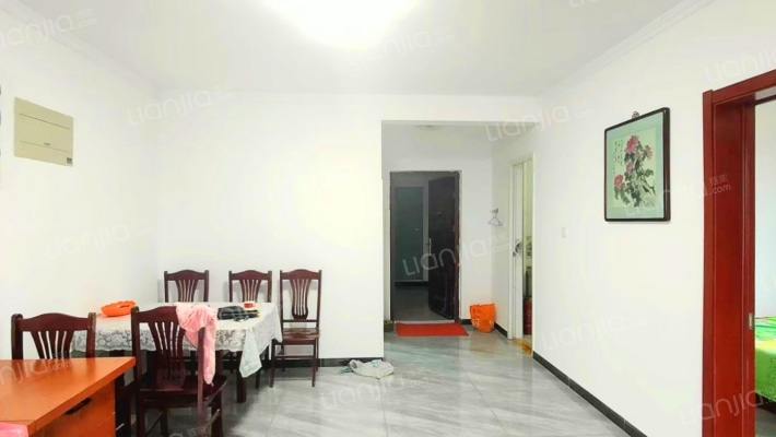 看房方便  中高楼层   采光充足-客厅