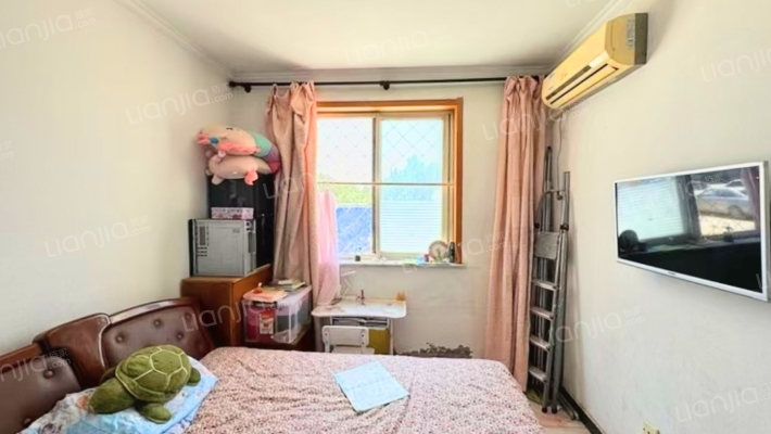 冠云路，低楼层南北通透大三居双卫，带简单装修。-卧室C