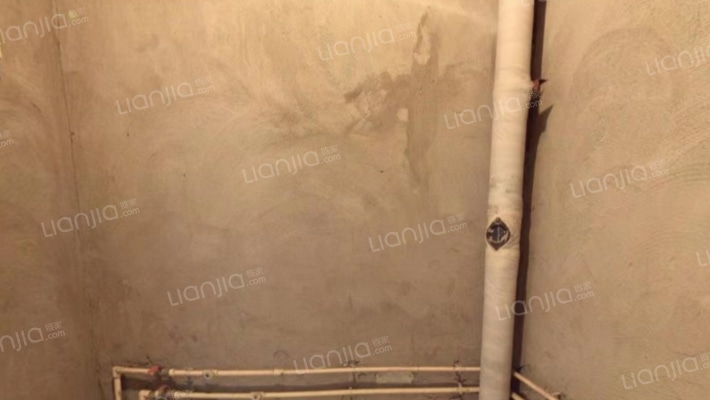 此房毛坯房，通透两居室，一梯两户，小区环境优美-卫生间