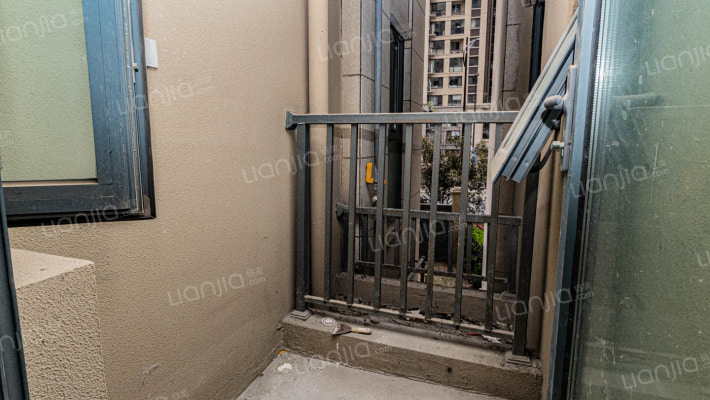 荣城国际 单价8500 全新框架毛坯 3房 有钥匙 满2年-阳台A