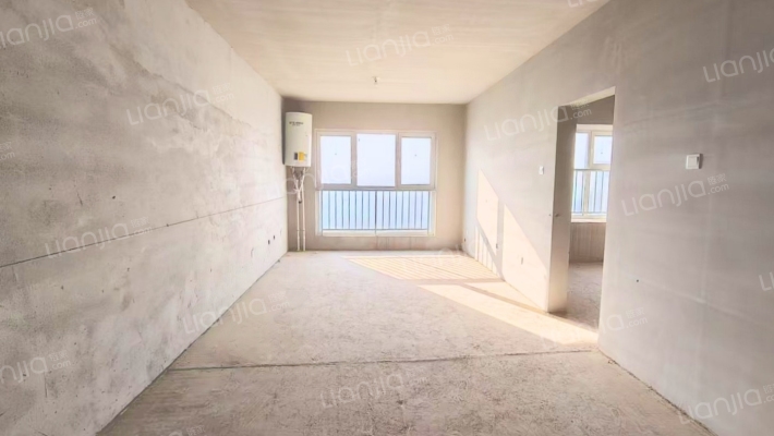 急售三利c区朝南两居，毛坯满二，价格美丽。-客厅