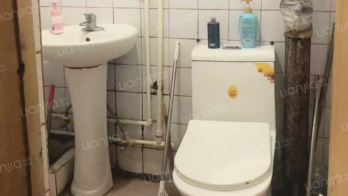 南北通透两居室 满五税费低 停车方便户型方正-卫生间