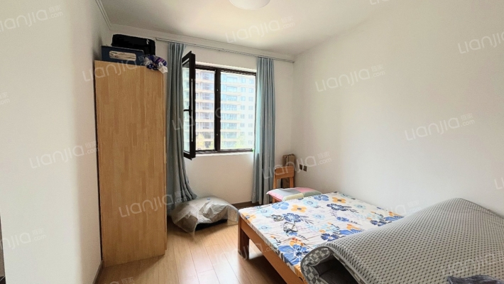 一梯两户，高铁板块，南北通透两居室，厅卧朝南-卧室A