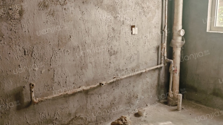 此房满五年  南北通透户型方正  毛坯随意装-卫生间B