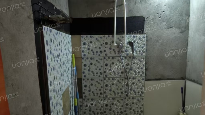 急售三利一期朝南两居，满五唯一，价格美丽-卫生间