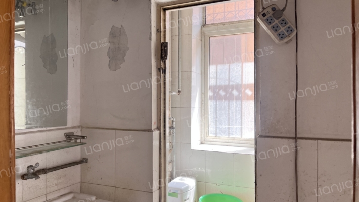 市医院北侧市直小区一层 两居 带小房-卫生间