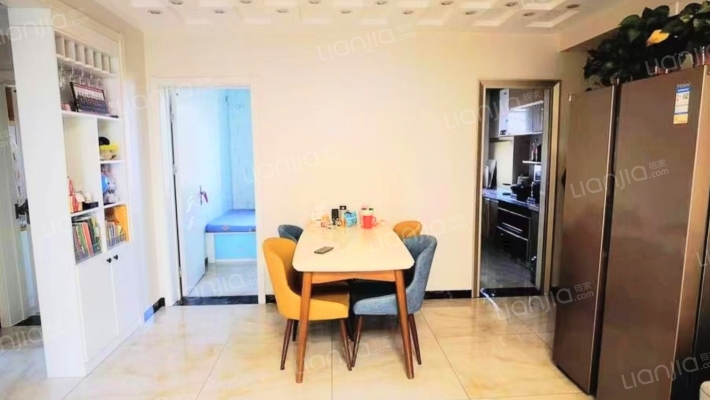 此房精装修，正规四居室，拎包入住 ，诚意出售-餐厅