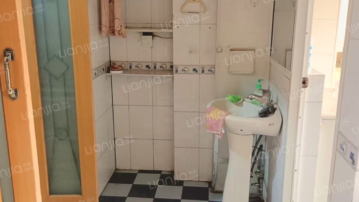 七十年大产权   全阳两居  中间楼层-洗手间