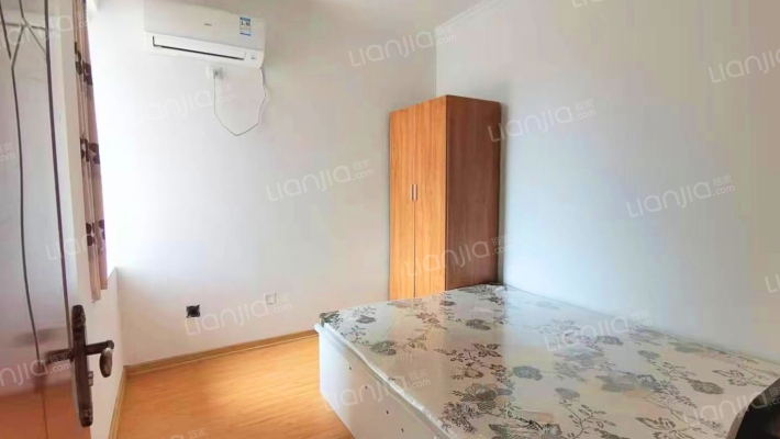 花园式社区，保利物业，集中供暖。南向两居-卧室A