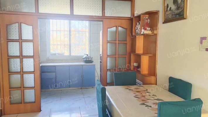 范阳路门口就是838公交，此房满五税费-餐厅