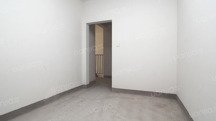 高铁新干线，高层顶层复式，少见的户型，看房方便。-卧室C