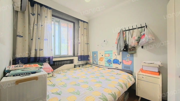 东兴小区南北通透低楼层大三居  户型好-卧室A