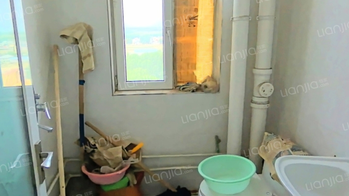 正规三居室，户型方正，高楼层，诚意卖-卫生间B