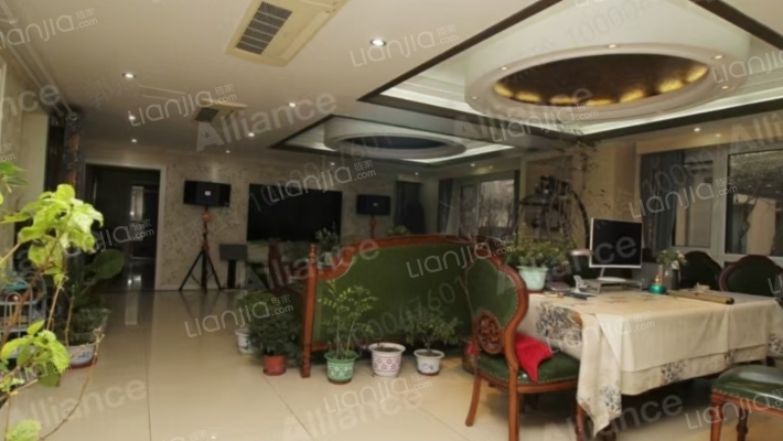 此房带装修，带660平米大院子，交通便利，小区环境好-餐厅