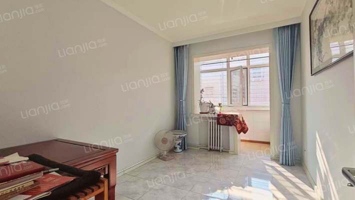 中间楼层，集中供暖，交通方便，精装修-卧室C